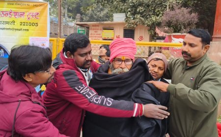वाराणसी के अस्सी घाट पर जरूरतमन्दों को कम्बल व दवाओं का वितरण किया गया
