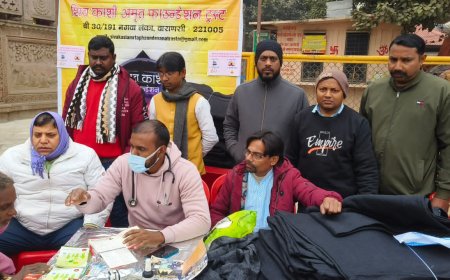 वाराणसी के अस्सी घाट पर जरूरतमन्दों को कम्बल व दवाओं का वितरण किया गया