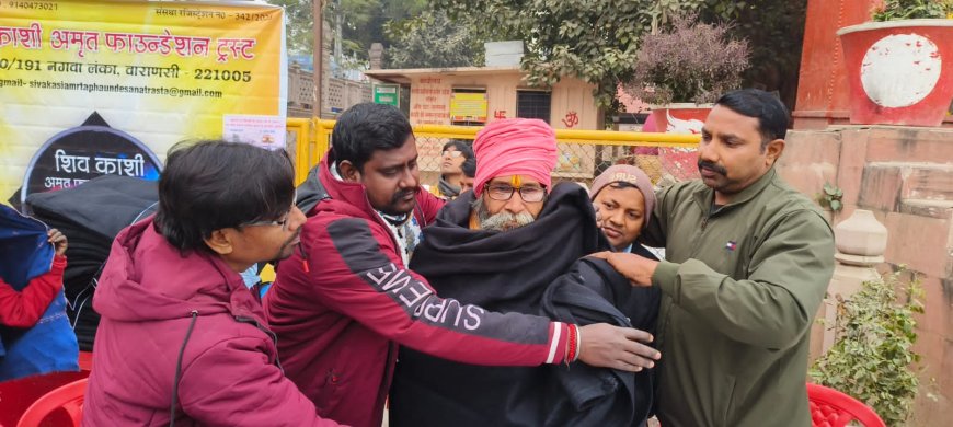 वाराणसी के अस्सी घाट पर जरूरतमन्दों को कम्बल व दवाओं का वितरण किया गया