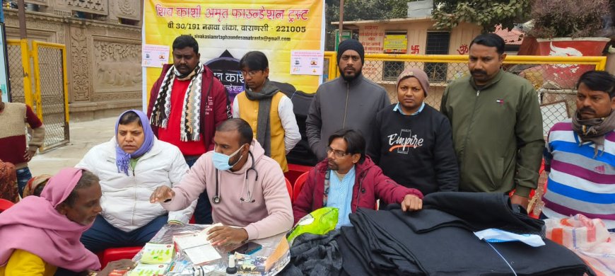 वाराणसी के अस्सी घाट पर जरूरतमन्दों को कम्बल व दवाओं का वितरण किया गया