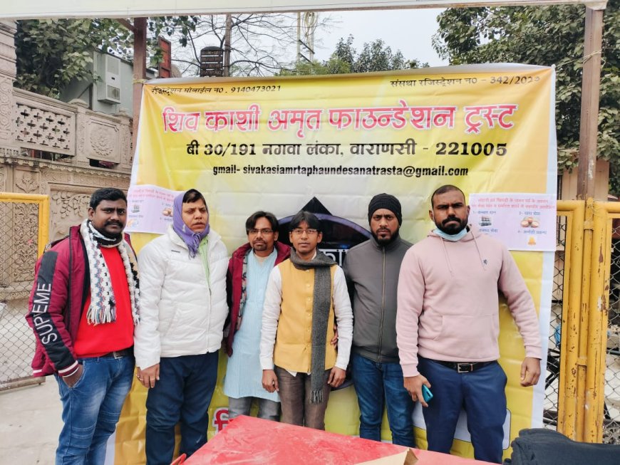 वाराणसी के अस्सी घाट पर जरूरतमन्दों को कम्बल व दवाओं का वितरण किया गया