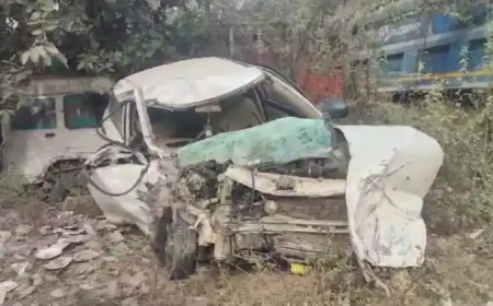 शनिवार रात को प्रयागराज में सड़क हादसा (Road accident in Prayagraj) हो गया. इसमें तीन लोगों की मौत हो गयी. वहीं एक अन्य घायल की हालत गंभीर बतायी जा रही है.