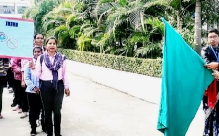 राष्ट्रीय सेवा योजना के अंतर्गत छात्राओं ने निकाला सड़क सुरक्षा जागरुकता रैली