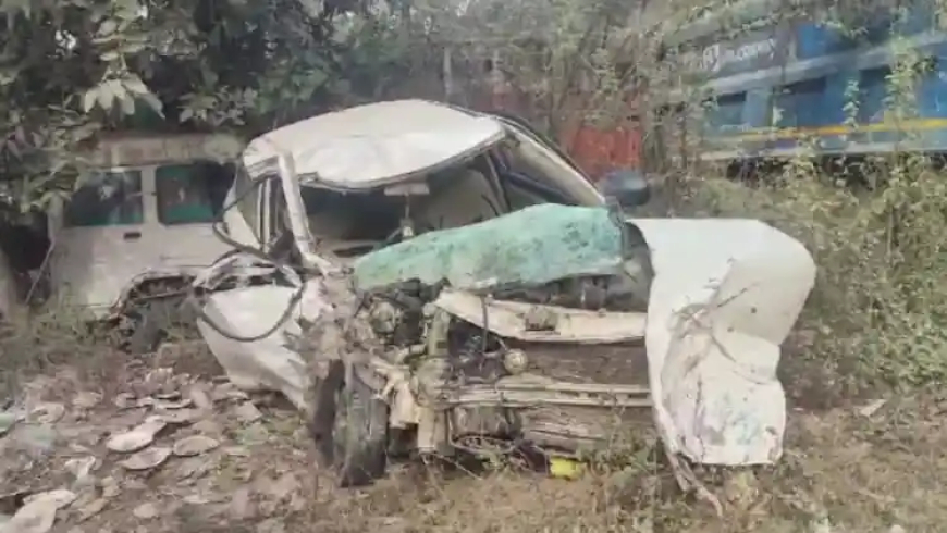 शनिवार रात को प्रयागराज में सड़क हादसा (Road accident in Prayagraj) हो गया. इसमें तीन लोगों की मौत हो गयी. वहीं एक अन्य घायल की हालत गंभीर बतायी जा रही है.
