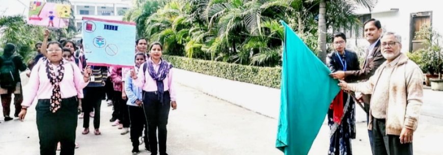 राष्ट्रीय सेवा योजना के अंतर्गत छात्राओं ने निकाला सड़क सुरक्षा जागरुकता रैली