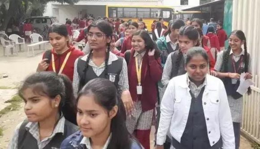 कड़ी निगरानी के बीच शुरू हुई यूपी बोर्ड परीक्षा पहली पाली में हिंदी का पेपर आसान परीक्षार्थियों के चेहरे खिले