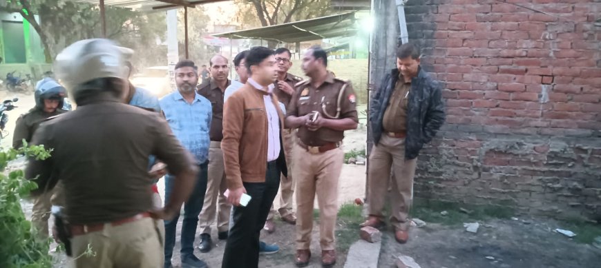 निजी जमीन पर कब्जे की शिकायत व दर्ज मुकदमे की जाँच करने पहुँचे एसीपी रोहनिया सहित पुलिस टीम निर्माण कार्य बंद करने की दी चेतावनी  ग्राम प्रधान सहित आधा दर्जन लोगों पर पाँच दिनों पूर्व रोहनिया में दर्ज हुई थी घर मे घुसकर मारपीट तोड़फोड़ सहित अन्य धाराओं में मुकदमा