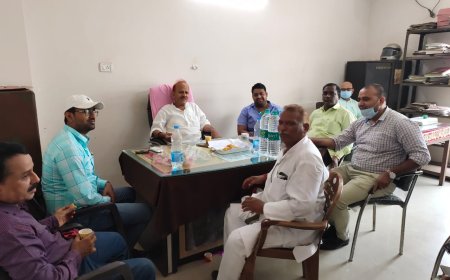 चालीस कर्मचारियो के वेतन से काटी गयी लगभग चौदह लाख रूपये के सीपीएफ घोटाले में लीपापोती का लगा आरोप हुई बैठक निस्तारण न होने पर सड़क पर उतरने की दी धमकी