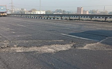 नेशनल हाईवे की सड़कों पर बने बड़े बड़े गड्ढे दे रहे मौत को दावत,बीते दिनों भदवर ओवरब्रिज पर एनएचएआई ने कराया था मरम्मत