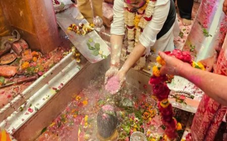 बाबा विश्वनाथ को चढ़ा मुख्यमंत्री योगी के भेजे फूलों से बना हर्बल गुलाल
