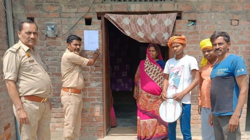 नौ माह से फरार अवैध गाँजा बेचने वाले आरोपी के घर रोहनिया पुलिस ने की नोटिस चस्पा कराई मुनादी,दो आरोपी पूर्व में ही भेजे जा चुके है जेल एक कि तलाश जारी