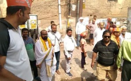 नेता जी गये थे प्रचार करने लोगो ने घेर कर सुनाई अपनी पीड़ा