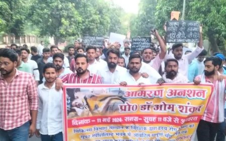 वाराणसी: लगातार पांचवे दिन बुधवार को अनशनरत  प्रो0 ओम शंकर की हालत बिगड़ी, बीएचयू के छात्रों ने निकाला आक्रोश मार्च