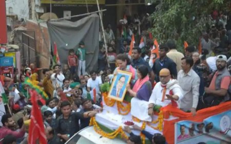 वाराणसी:प्रियंका गांधी और डिम्पल यादव के रोड शो ने दिखाया बनारस में दम ,जगह जगह हुई पुष्प वर्षा