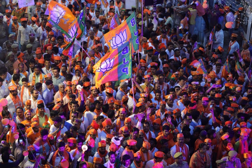 PM Modi Mega Road Show:वाराणसी नामांकन के पूर्व  नरेंद्र मोदी का मेगा रोड शो उमड़ा जनसैलाब
