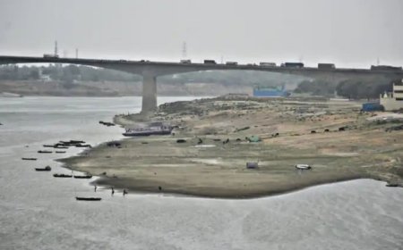 प्रचंड गर्मी से सुख रही गंगा ,बीचोबीच रेत के टीले आ रहे नज़र वैज्ञानिको ने चिंता जताई