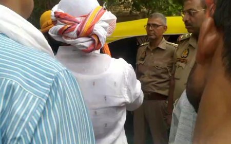 साहब हम भी इंसान है हमे भी जीने का हक़ है!!ऑटो चालक संदीप ने उत्पीड़न से क्षुब्ध होकर किया प्रदर्शन