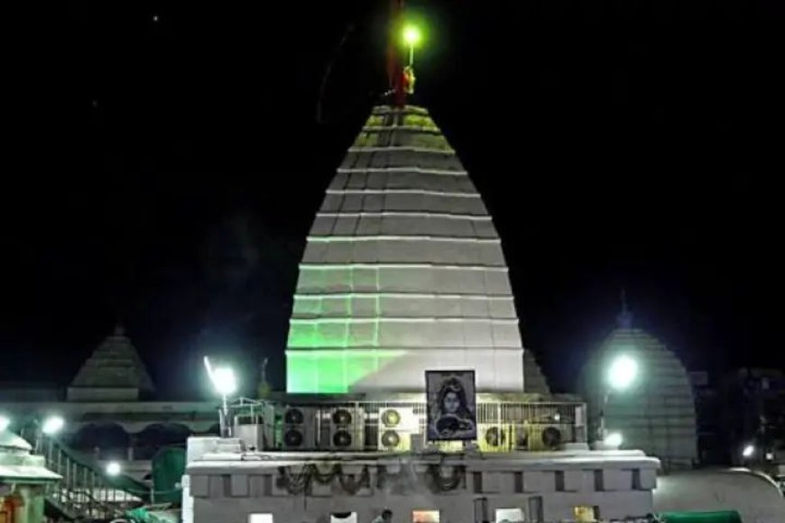 वाराणसी से करीब 500 किमी दूर है, जहां काशी विश्वनाथ बाबा विराजमान हैं