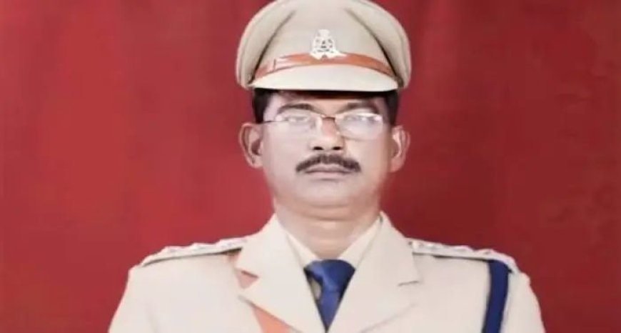 उत्तर प्रदेश :सीओ कृपा शंकर कनौजिया को उनकी हरकतों की वजह से और पुलिस की छवि धूमिल करने के आरोप में डिमोशन कर अधिकारी से सिपाही बना दिया गया।
