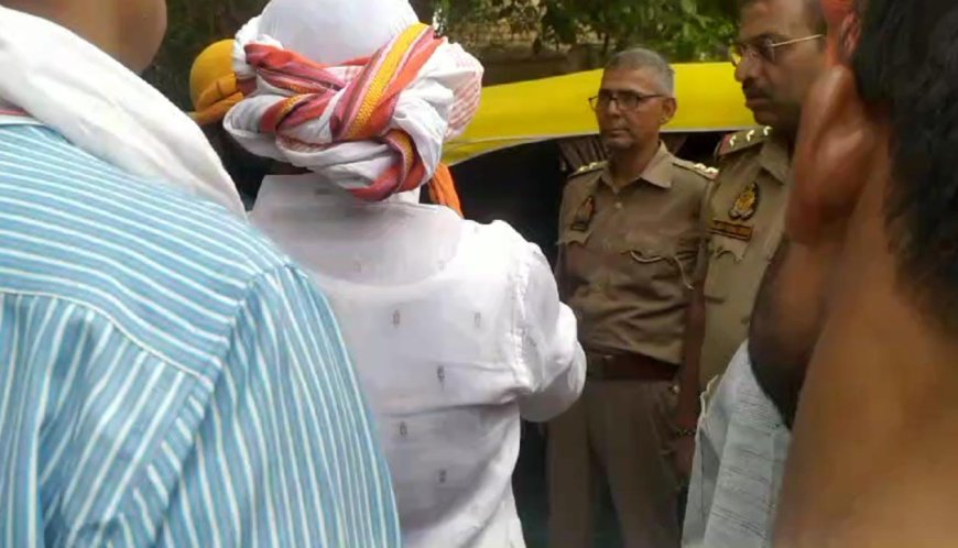 साहब हम भी इंसान है हमे भी जीने का हक़ है!!ऑटो चालक संदीप ने उत्पीड़न से क्षुब्ध होकर किया प्रदर्शन