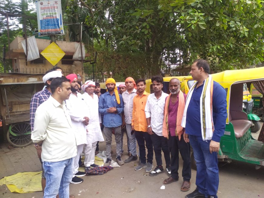 साहब हम भी इंसान है हमे भी जीने का हक़ है!!ऑटो चालक संदीप ने उत्पीड़न से क्षुब्ध होकर किया प्रदर्शन