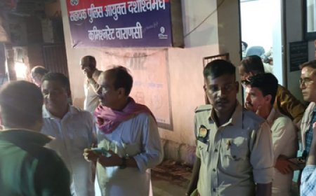 कमिश्नर की टीम ने दिखाया:  रविवार को मीरघाट क्षेत्र में फायरिंग की घटना ने जहा एक तरफ वाराणसी को हिला दिया वही सीपी ने त्वरित कार्यवाही करने में कोई कोताई नही छोड़ी घटना के हर एंगल से जानकरी एकत्र की गई,दशस्वमेघ प्रभारी,चौकी इंचार्ज को तत्काल बर्खास्त कर दी