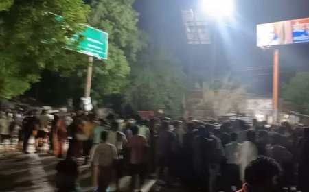 करेंट के चपेट में आने से युवक की हुई दर्दनाक मौत, आक्रोशित परिजनों ने सड़क पर शव रखकर किया चक्काजाम