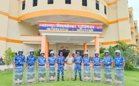 वाराणसी:रैपिड एक्शन फोर्स द्वारा वाराणसी कमिश्नरेट के संवेदनशील थाना क्षेत्रों का भ्रमण किया गया