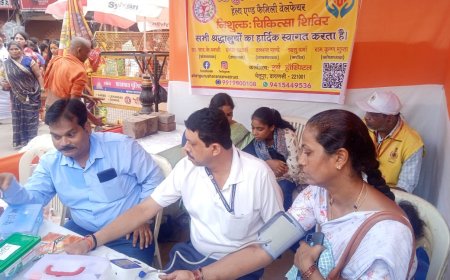 वाराणसी: काशी की हृदयस्थली गदौलिया चौराहे पर श्री गुरुशरण सेवा ट्रस्ट द्वारा लगाया गया चिकित्सा शिविर