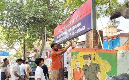 वाराणसी कमिश्नर मोहित अग्रवाल का निर्देश:पुलिसकर्मियों ने डंडे की जगह उठायी झाड़ू की थानों की सफाई