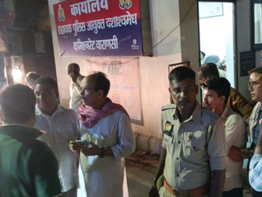 कमिश्नर की टीम ने दिखाया:  रविवार को मीरघाट क्षेत्र में फायरिंग की घटना ने जहा एक तरफ वाराणसी को हिला दिया वही सीपी ने त्वरित कार्यवाही करने में कोई कोताई नही छोड़ी घटना के हर एंगल से जानकरी एकत्र की गई,दशस्वमेघ प्रभारी,चौकी इंचार्ज को तत्काल बर्खास्त कर दी