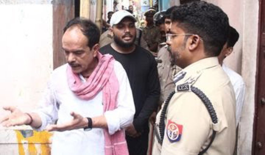 कमिश्नर की टीम ने दिखाया:  रविवार को मीरघाट क्षेत्र में फायरिंग की घटना ने जहा एक तरफ वाराणसी को हिला दिया वही सीपी ने त्वरित कार्यवाही करने में कोई कोताई नही छोड़ी घटना के हर एंगल से जानकरी एकत्र की गई,दशस्वमेघ प्रभारी,चौकी इंचार्ज को तत्काल बर्खास्त कर दी