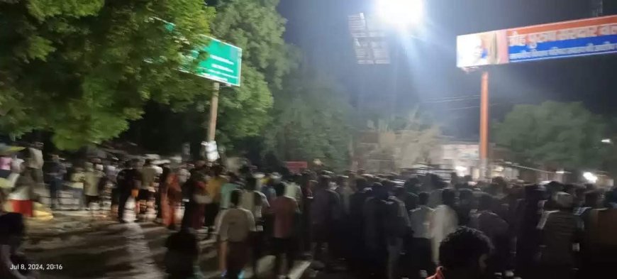 करेंट के चपेट में आने से युवक की हुई दर्दनाक मौत, आक्रोशित परिजनों ने सड़क पर शव रखकर किया चक्काजाम