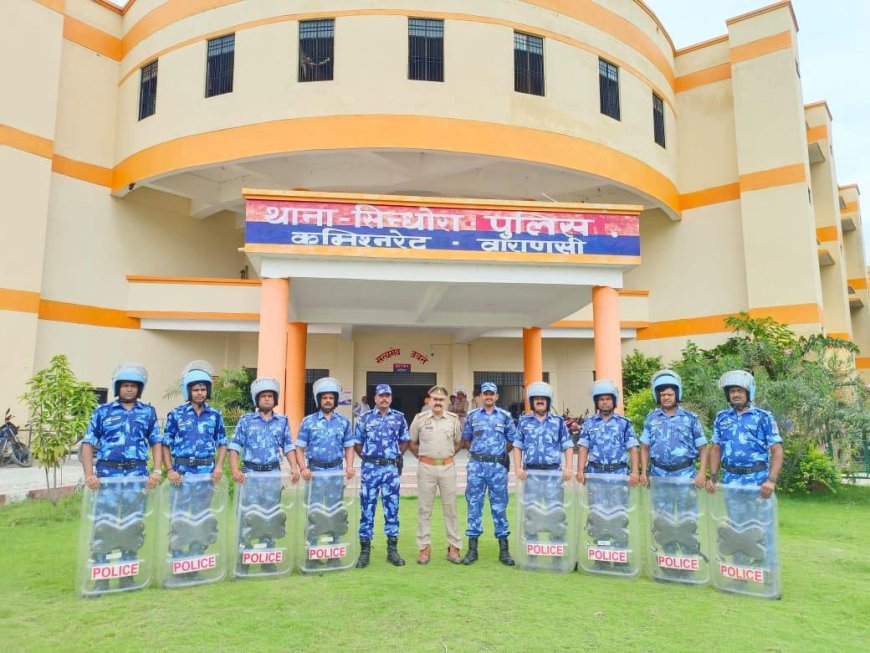 वाराणसी:रैपिड एक्शन फोर्स द्वारा वाराणसी कमिश्नरेट के संवेदनशील थाना क्षेत्रों का भ्रमण किया गया