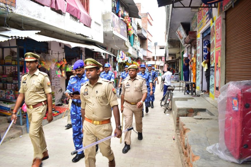 वाराणसी:रैपिड एक्शन फोर्स द्वारा वाराणसी कमिश्नरेट के संवेदनशील थाना क्षेत्रों का भ्रमण किया गया