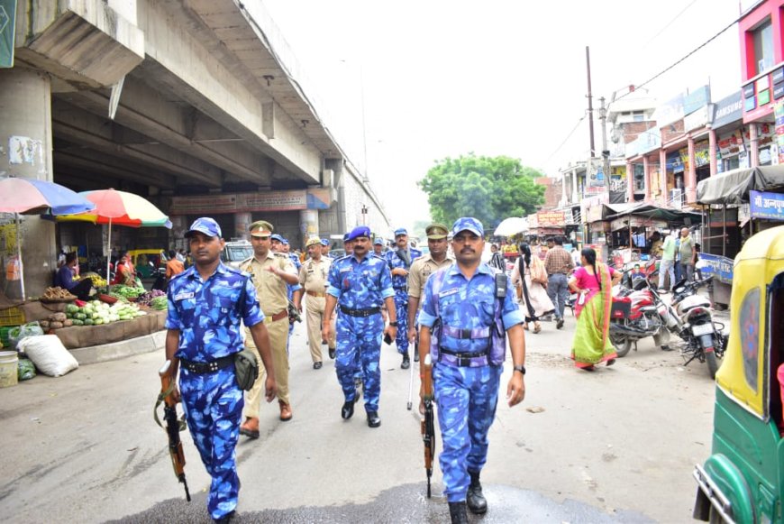वाराणसी:रैपिड एक्शन फोर्स द्वारा वाराणसी कमिश्नरेट के संवेदनशील थाना क्षेत्रों का भ्रमण किया गया
