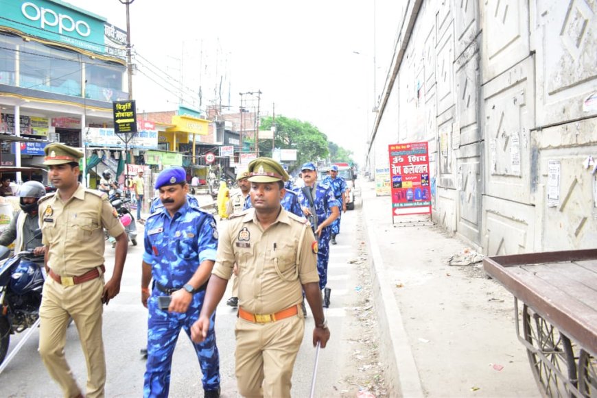 वाराणसी:रैपिड एक्शन फोर्स द्वारा वाराणसी कमिश्नरेट के संवेदनशील थाना क्षेत्रों का भ्रमण किया गया