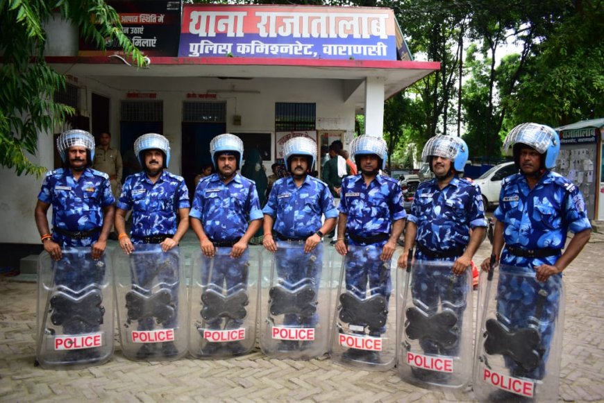 वाराणसी:रैपिड एक्शन फोर्स द्वारा वाराणसी कमिश्नरेट के संवेदनशील थाना क्षेत्रों का भ्रमण किया गया