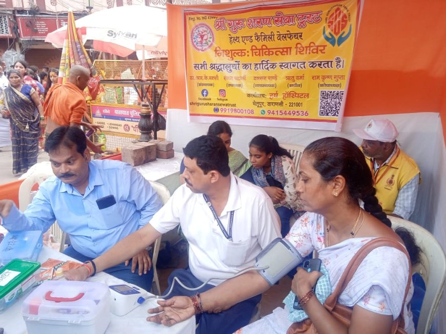 वाराणसी: काशी की हृदयस्थली गदौलिया चौराहे पर श्री गुरुशरण सेवा ट्रस्ट द्वारा लगाया गया चिकित्सा शिविर