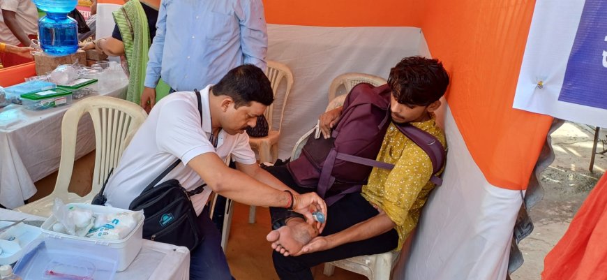 वाराणसी: काशी की हृदयस्थली गदौलिया चौराहे पर श्री गुरुशरण सेवा ट्रस्ट द्वारा लगाया गया चिकित्सा शिविर