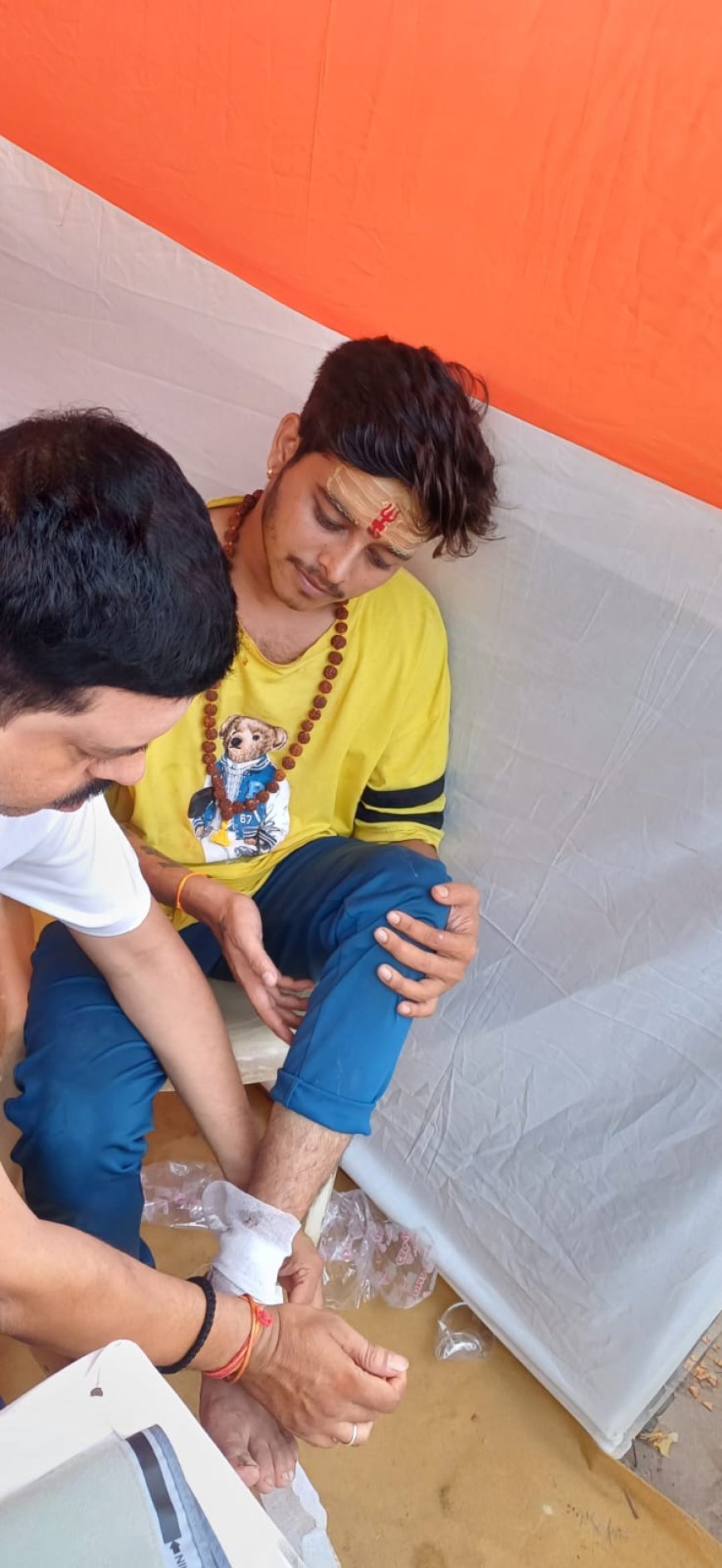 वाराणसी: काशी की हृदयस्थली गदौलिया चौराहे पर श्री गुरुशरण सेवा ट्रस्ट द्वारा लगाया गया चिकित्सा शिविर