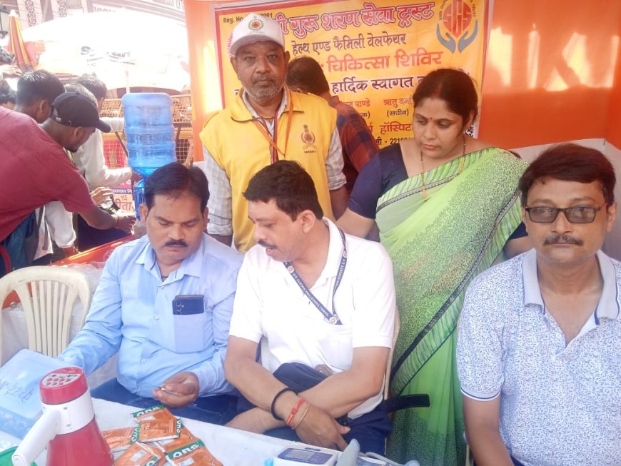 वाराणसी: काशी की हृदयस्थली गदौलिया चौराहे पर श्री गुरुशरण सेवा ट्रस्ट द्वारा लगाया गया चिकित्सा शिविर