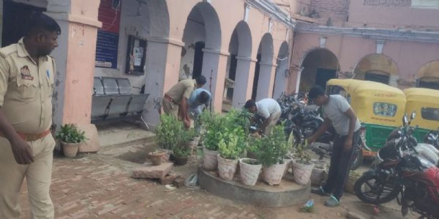 वाराणसी कमिश्नर मोहित अग्रवाल का निर्देश:पुलिसकर्मियों ने डंडे की जगह उठायी झाड़ू की थानों की सफाई