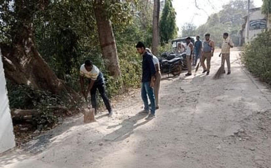 वाराणसी कमिश्नर मोहित अग्रवाल का निर्देश:पुलिसकर्मियों ने डंडे की जगह उठायी झाड़ू की थानों की सफाई