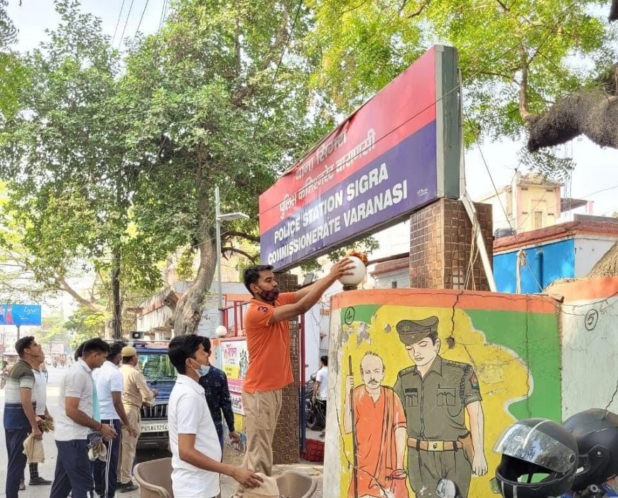 वाराणसी कमिश्नर मोहित अग्रवाल का निर्देश:पुलिसकर्मियों ने डंडे की जगह उठायी झाड़ू की थानों की सफाई