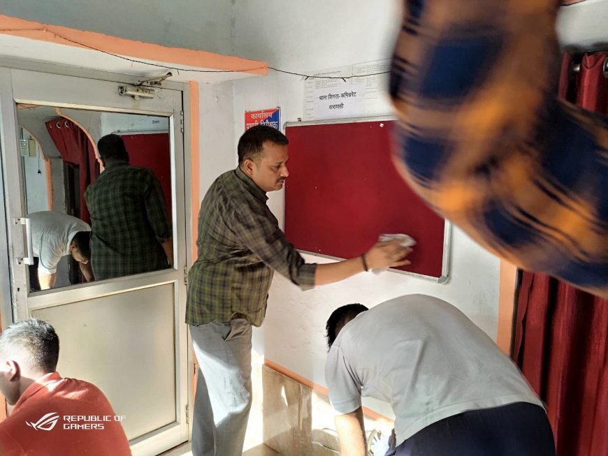 वाराणसी कमिश्नर मोहित अग्रवाल का निर्देश:पुलिसकर्मियों ने डंडे की जगह उठायी झाड़ू की थानों की सफाई
