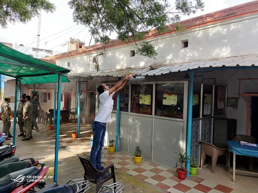 वाराणसी कमिश्नर मोहित अग्रवाल का निर्देश:पुलिसकर्मियों ने डंडे की जगह उठायी झाड़ू की थानों की सफाई
