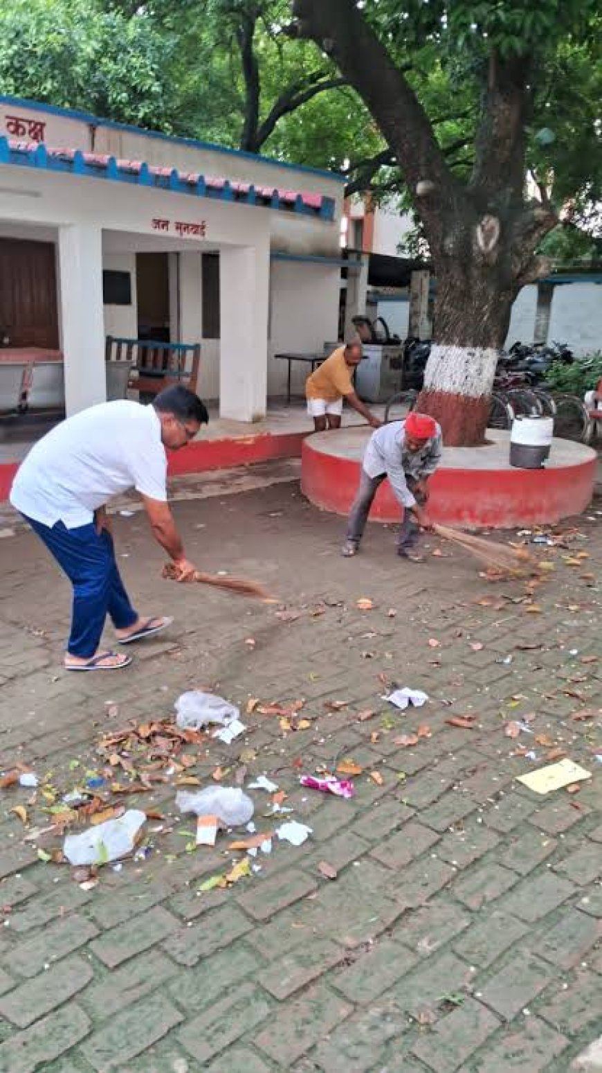 वाराणसी कमिश्नर मोहित अग्रवाल का निर्देश:पुलिसकर्मियों ने डंडे की जगह उठायी झाड़ू की थानों की सफाई