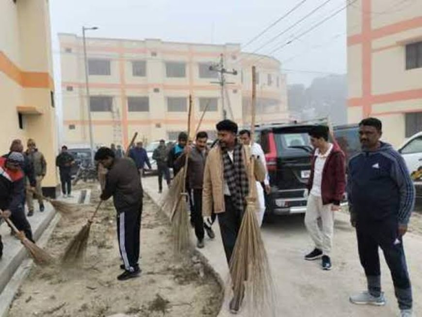 वाराणसी कमिश्नर मोहित अग्रवाल का निर्देश:पुलिसकर्मियों ने डंडे की जगह उठायी झाड़ू की थानों की सफाई