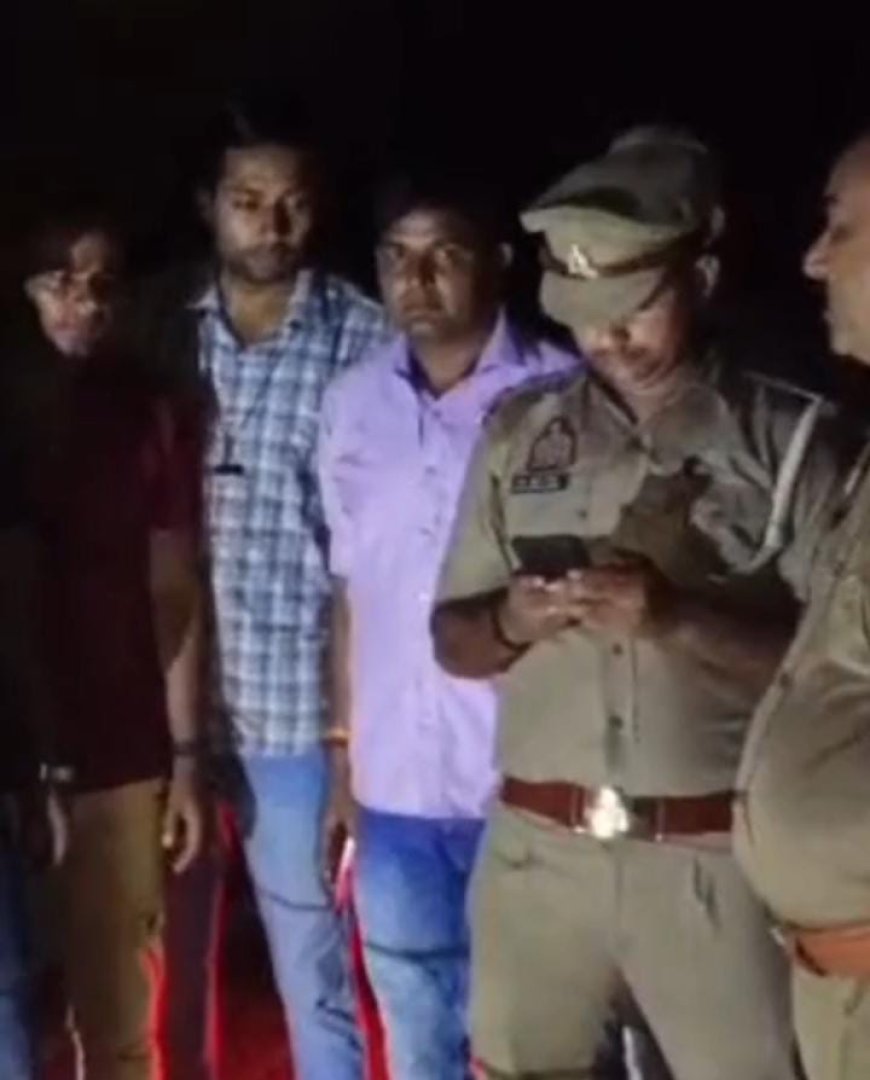 वाराणसी पुलिस को मिली जबरदस्त सफलता वाराणसी पुलिस के लिये सरदर्द बना विनोद भारती हल्की मुठभेड़के बाद गिरफ्तार,चितईपुर थाना क्षेत्र के तारापुर टिकरी के पास पुलिस और बदमाशों के बीच मुठभेड़